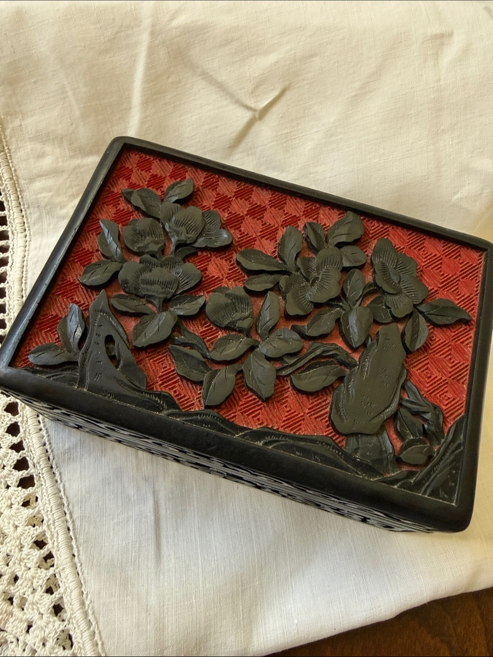 Antique Vintage Chinese Cinnabar red & black hand carver lacquer trinket box - Picture 2 of 11